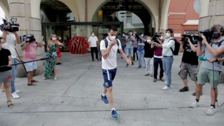 Los jugadores del Fuenlabrada abandonando el Hotel Finisterre, de vuelta a Madrid tras su confinamiento