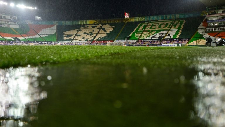 Césped del Estadio León durante la tormenta