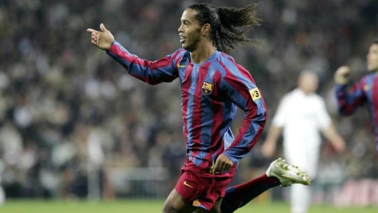 Ronaldinho jugando con Barcelona