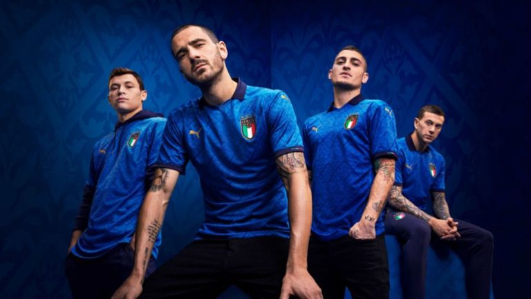 Jugadores de la Azzurri posando con la nueva indumentaria