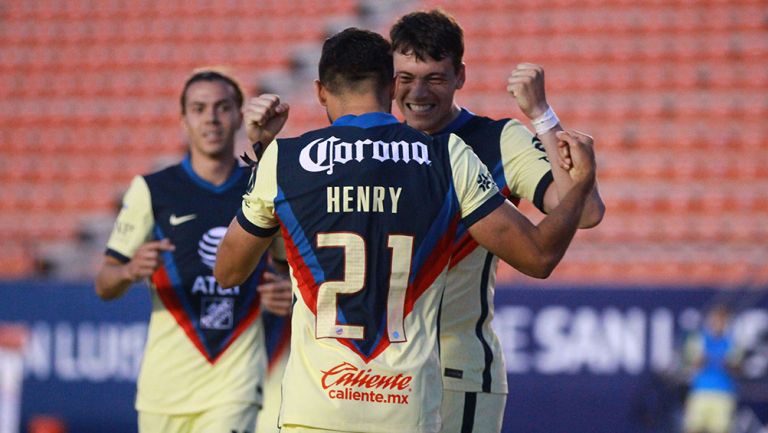 Henry Martín y Federico Viñas festejan un gol