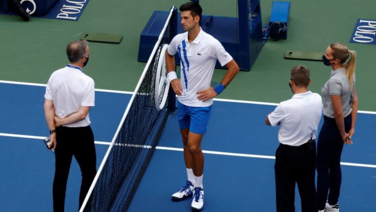 Novak Djokovic en conversación con el juez de silla