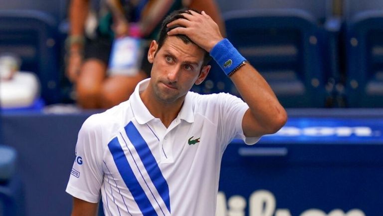 Novak Djokovic lamentando su descalificación