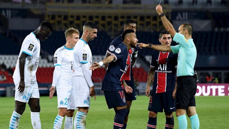 Árbitro expulsa jugadores tras pelea en el PSG vs Marsella