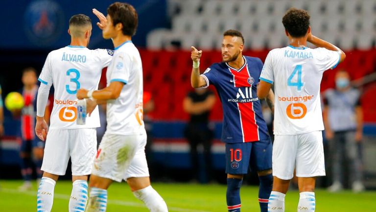 Neymar discutiendo con Álvaro González en Clásico francés
