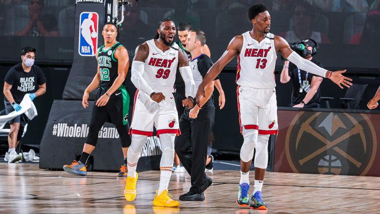 Jugadores del Heat festejan la victoria