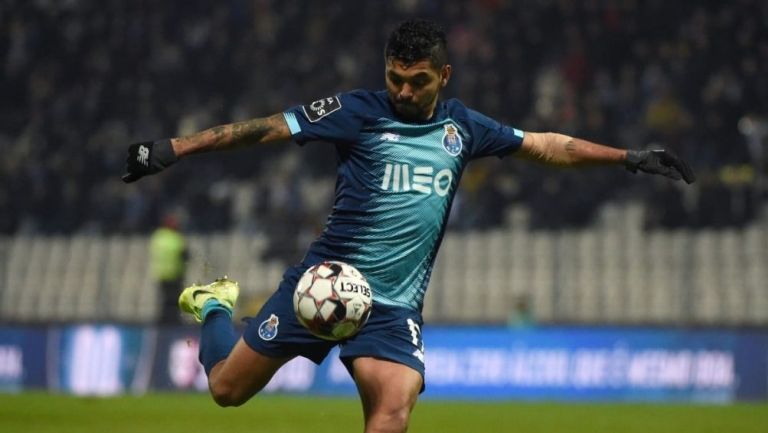 Jesús Corona en un juego con Porto