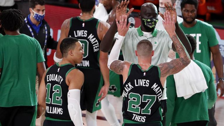 Jugadores de Celtics festejan la victoria