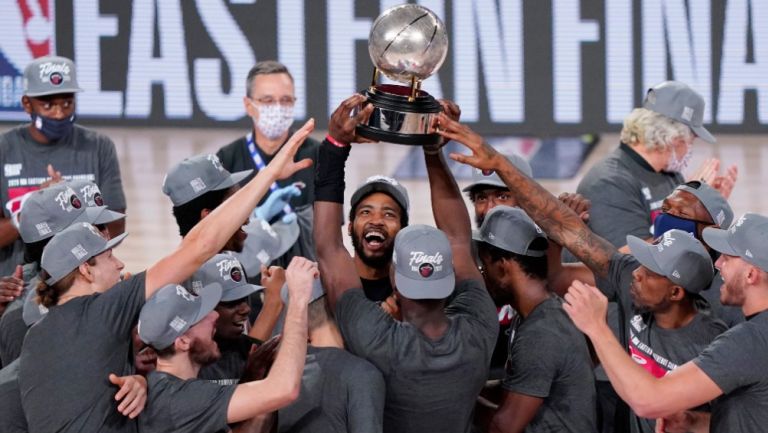 Los jugadores del Heat levantan el título del Este