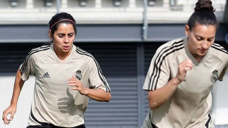 Kenti Robles junto a su compañera en práctica del Real Madrid