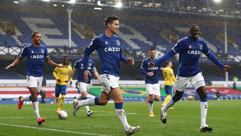 Jugadores del Everton celebran gol vs Brighton