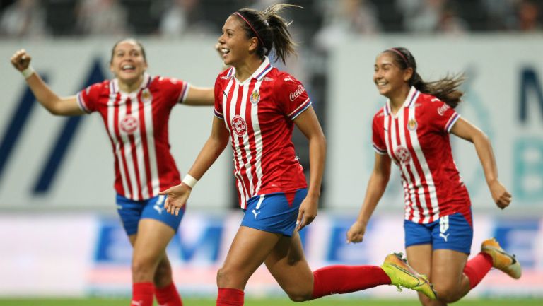 Chivas Femenil en festejo de gol