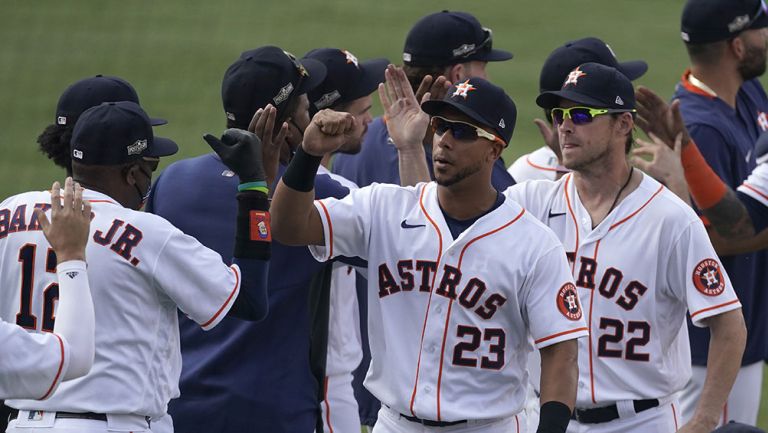 Los jugadores de Astros festejan la victoria
