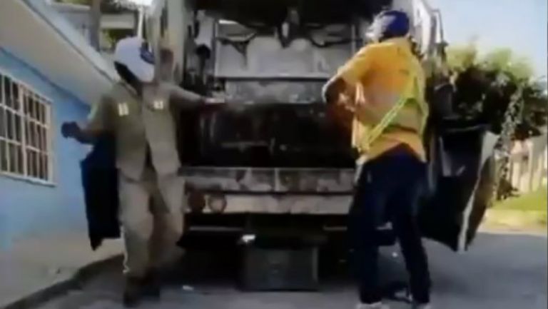 Video: Triple A busca a trabajadores de limpia con habilidades luchísticas