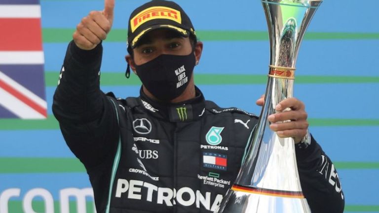 Lewis Hamilton festejando el triunfo en Nürburgring