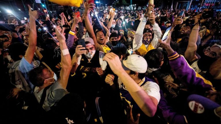 Fans Lakers en celebración