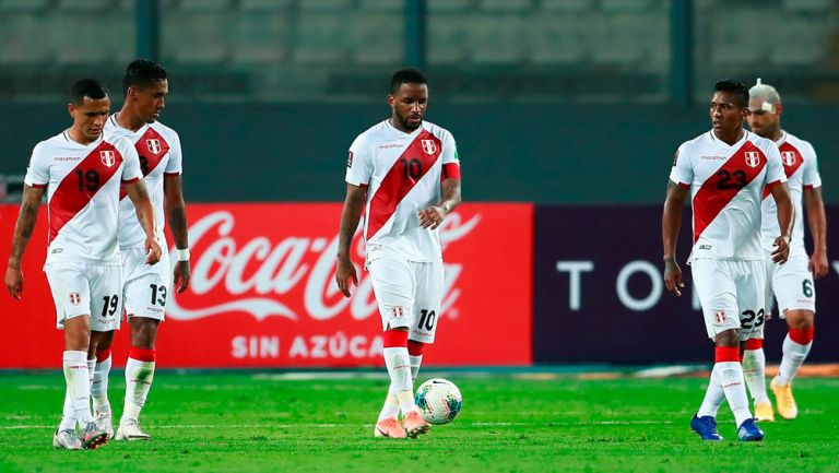 Jugadores de Perú tras la derrota ante Brasil 