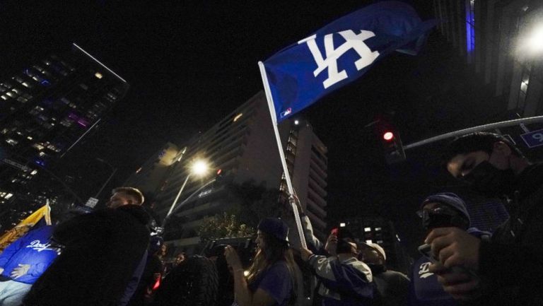 Afición de los Dodgers festejando en Los Ángeles