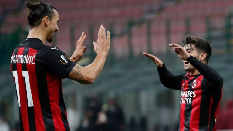 Zlatan y Brahim se felicitan tras un gol del Milan