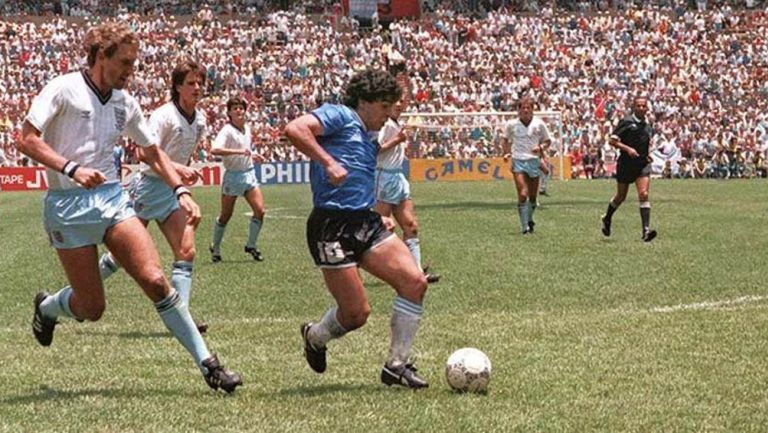 Maradona burla a jugadores ingleses en México 86 