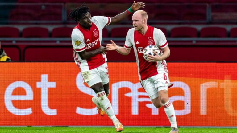 Davy Klaassen y Lassina Taroré celebrando un gol a favor del Ajax