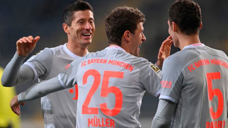 Jugadores del Bayern celebran una de sus anotaciones