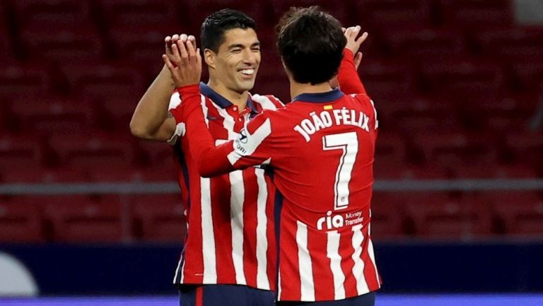 Joao Félix y Luis Suárez celebrando un gol ante Cádiz