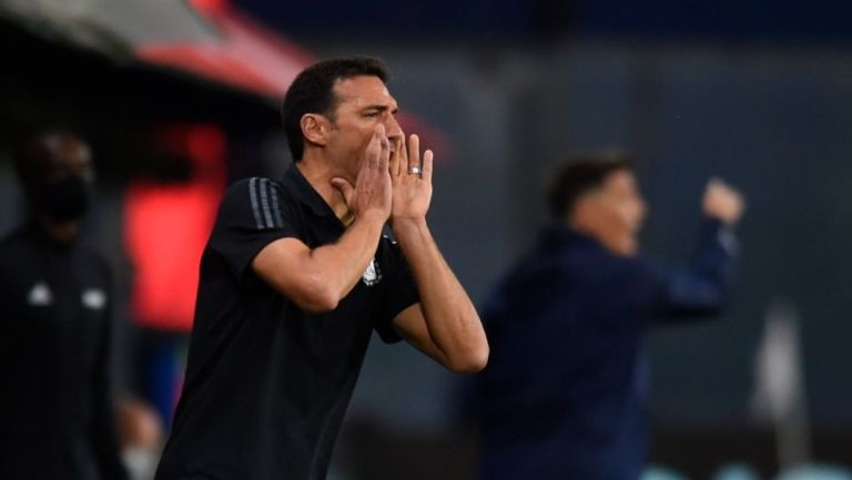 Lionel Scaloni dando indicaciones en el partido entre Argentina y Paraguay