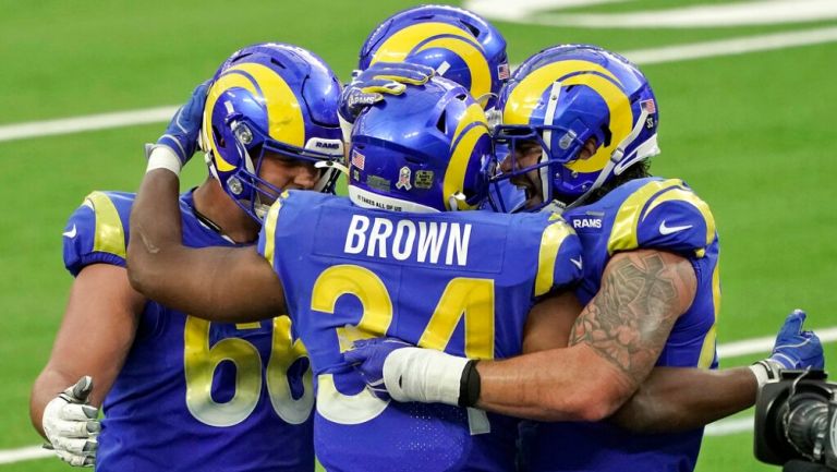 Jugadores de Rams celebran TD vs Seattle