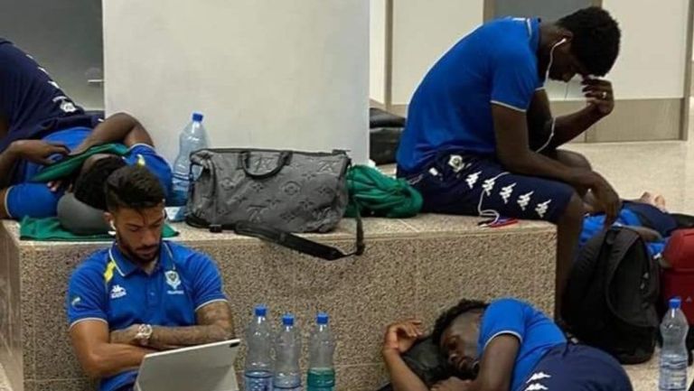 Jugadores de Gabón varados en el aeropuerto de Banjul