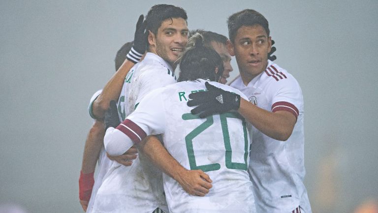 Jugadores mexicanos celebran gol vs Japón