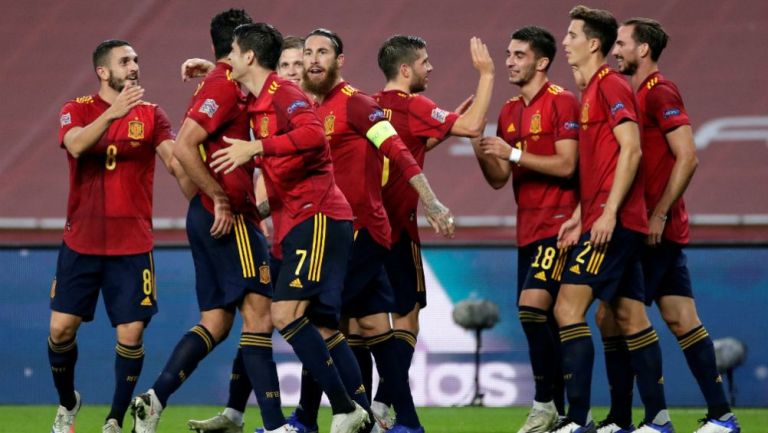 Jugadores de España festejan un gol