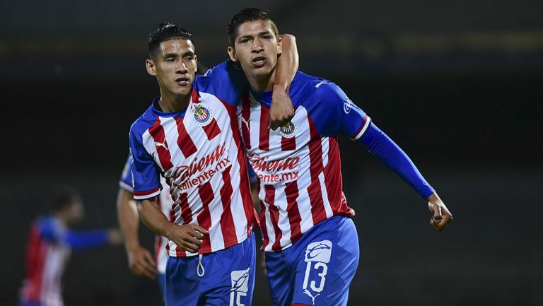 Ángel Zaldívar festeja un gol junto a Uriel Antuna