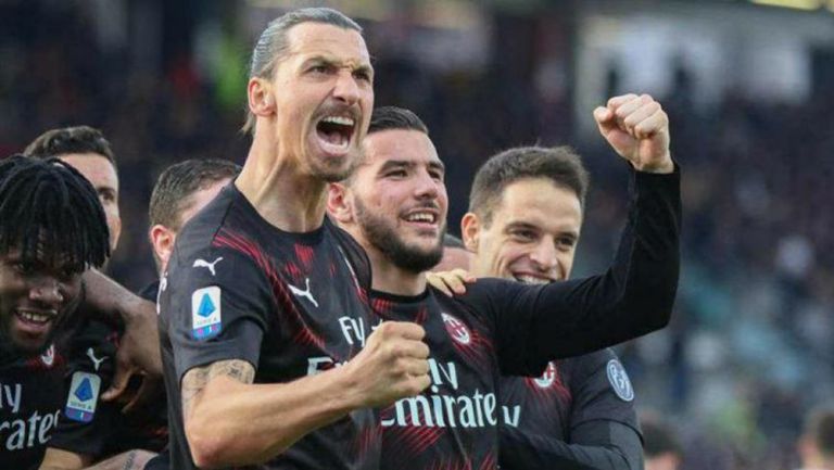 Zlatan Ibrahimovic celebra gol con el Milan