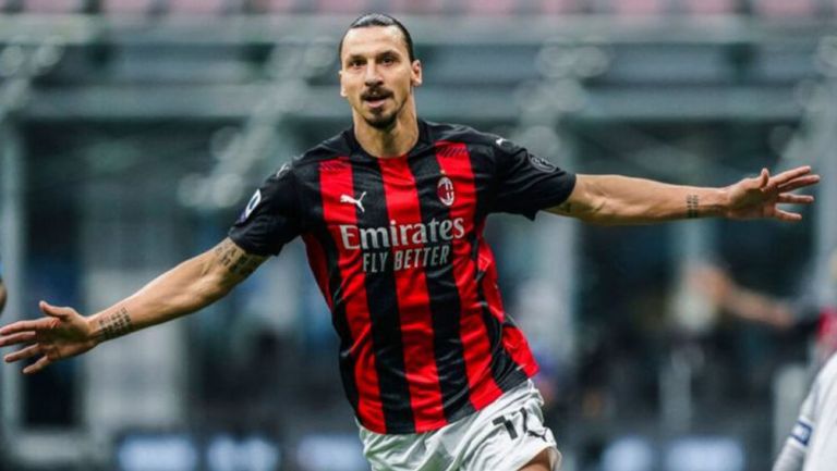 Zlatan Ibrahimovic festeja un gol con el Milan 