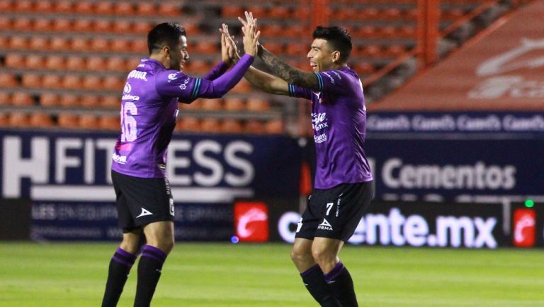 Rocha y Mendoza celebrando un gol con Mazatlán