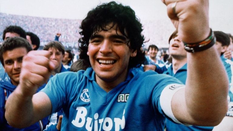 Diego Armando Maradona en un partido con Napoli