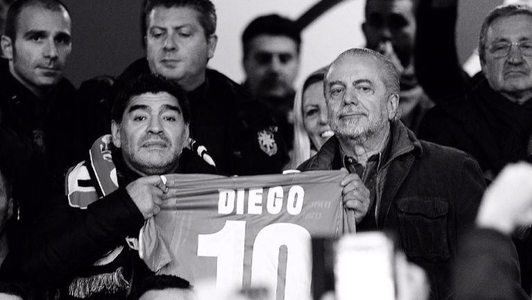 Aurelio De Laurentiis y Maradona posan con una camiseta del '10'