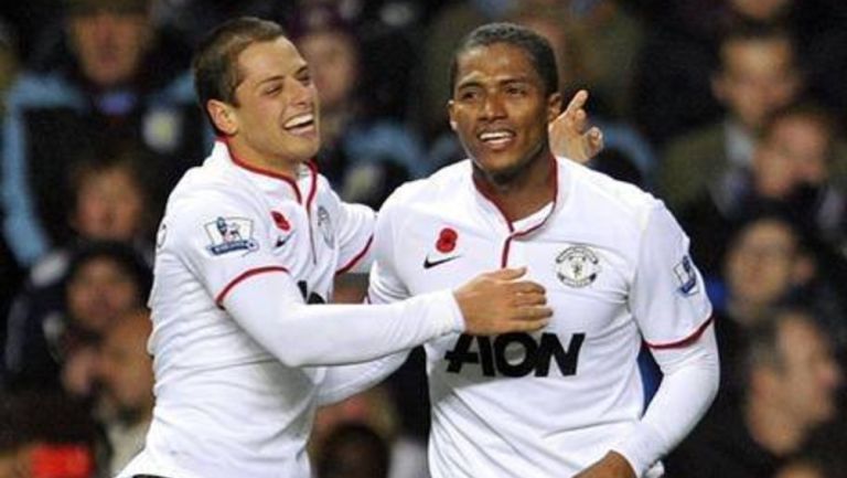 Chicharito y Valencia durante un partido con el Manchester United