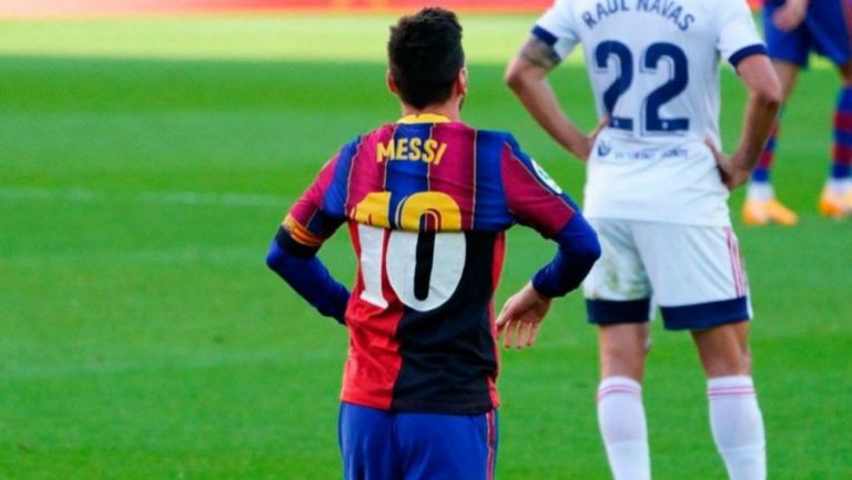 Messi colocándose la playera blaugrana luego de festejar en honor a Maradona 