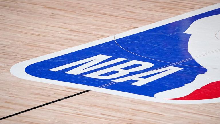 Logo de la NBA en la duela