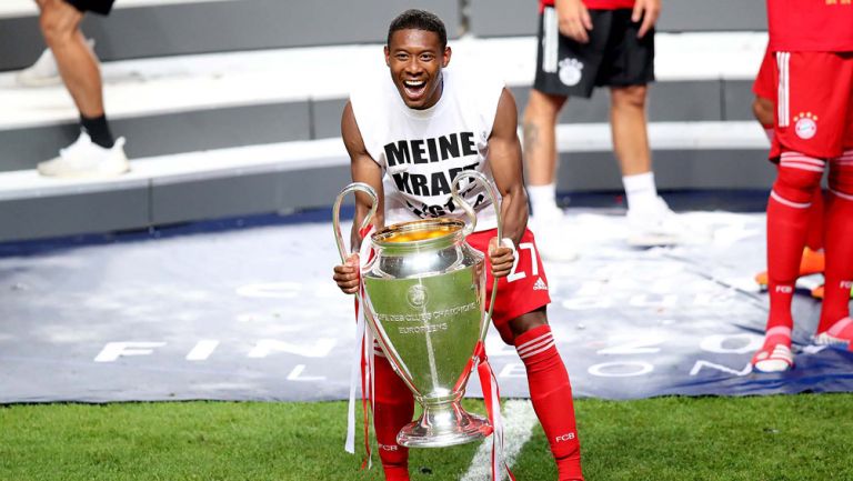 David Alaba posa con el trofeo de la Champions League 