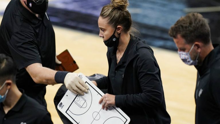 NBA: Becky Hammon se convirtió en la primera mujer en dirigir a un equipo