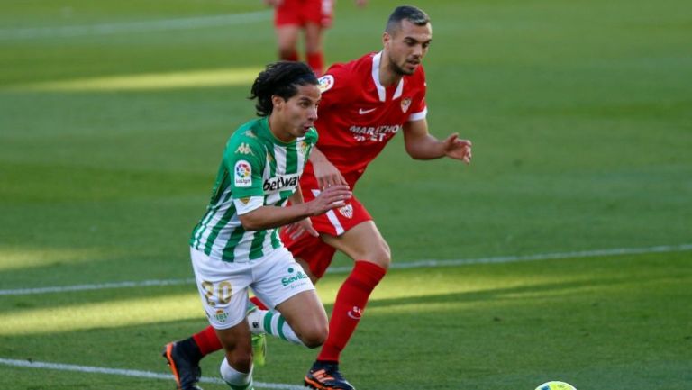 Diego Lainez perseguido por un rival del Sevilla