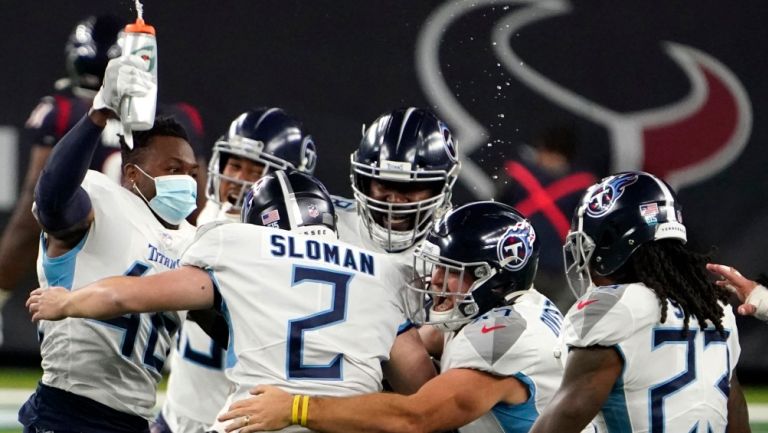 Jugadores de Titans celebran el triunfo en Houston