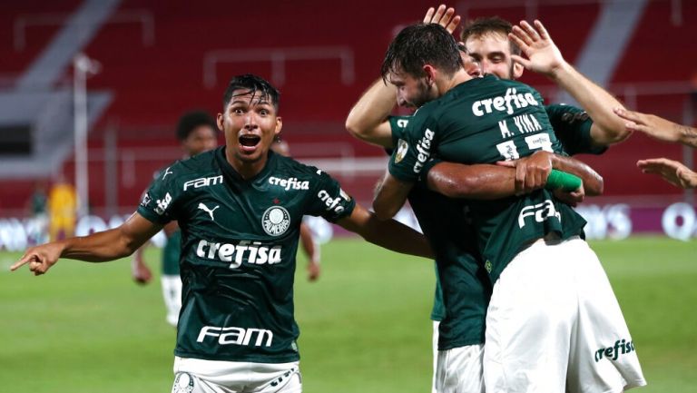 Jugadores de Palmeiras celebran gol vs River Plate