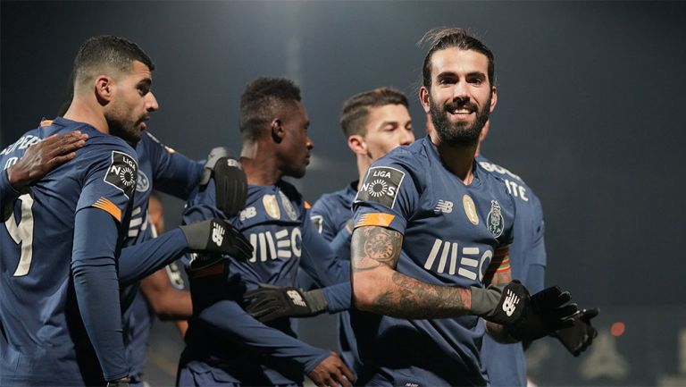 Jugadores de Porto festejan un gol