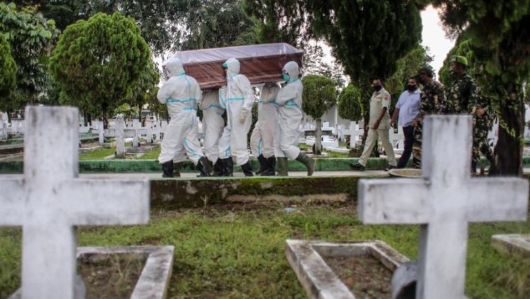 El cuerpo de una víctima de Covid-19 en llevada al pantéon en Sumatra, Indonesia 