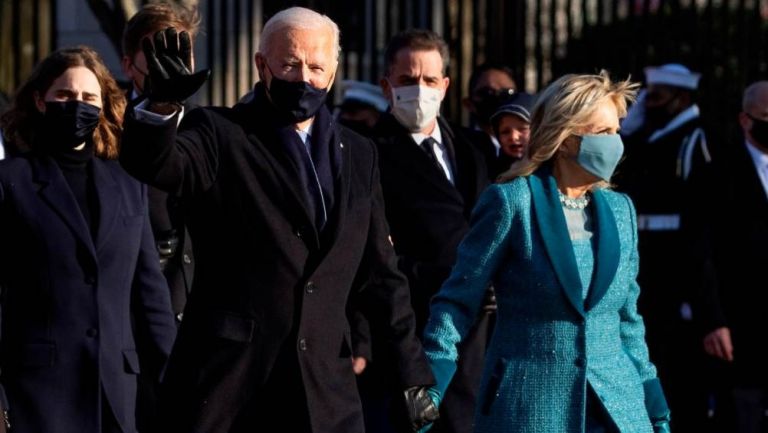 Joe Biden camina frente a la Casa Blanca