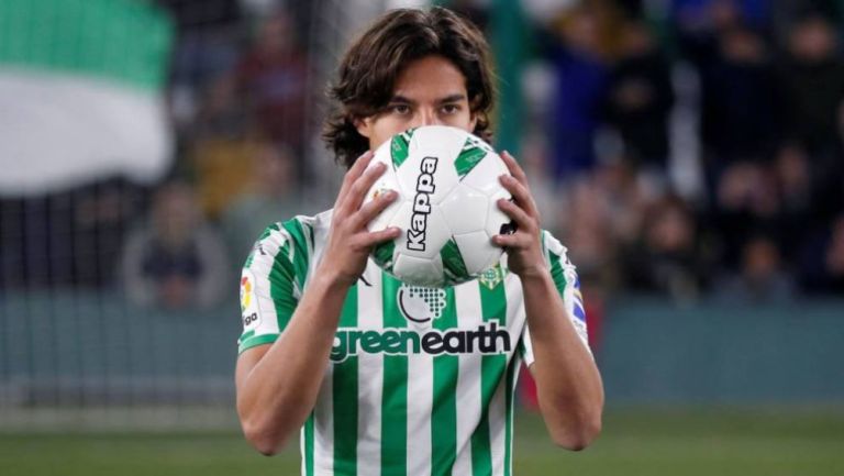 Diego Lainez en partido con Betis